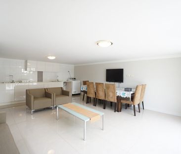 Spacious House For A Growing Family, Garden Maintenance Included - Photo 4