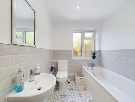 4 bedroom detached bungalow to rent - Photo 5