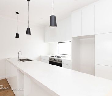 Designer townhouse with short walks to the beach and CBD - Photo 3
