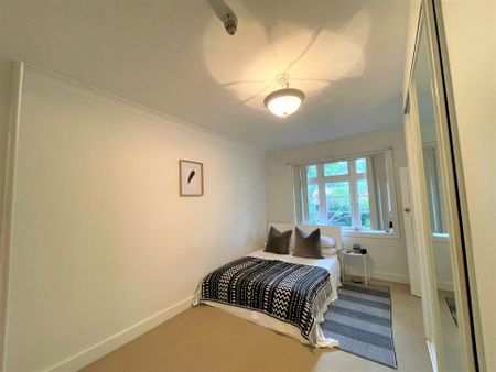 LARGE ONE BEDROOM APARTMENT! - Photo 3