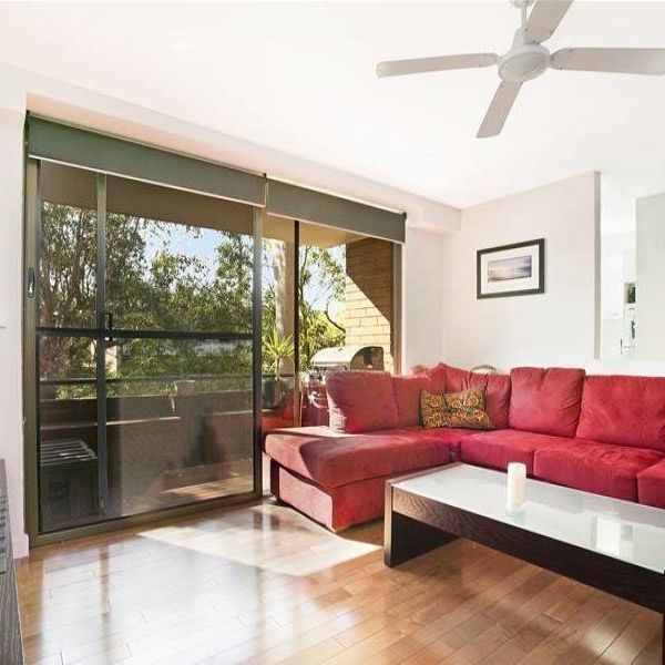 Contemporary style and air-conditioning on cosmopolitan Darby Street. - Photo 1