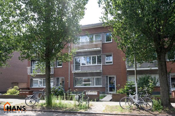 Deels gerenoveerd appartement op de 1ste verdieping met ruim terras ( zonder lift) - Photo 1