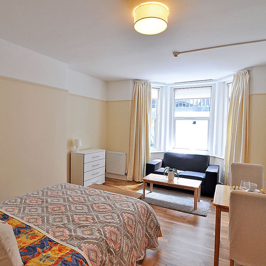 HEATING INCLUDED - Spacious self-contained studio in Kensington, London W8 - Photo 1