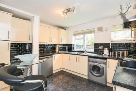 2 Bedroom Flat - Photo 3