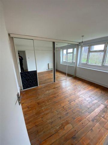 3 bedroom flat to rent - Photo 4