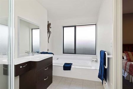 Easy care three bedrooms modern house - Photo 2