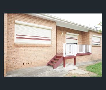 Single level 4 Bedroom house minutes walk to bus stop - Photo 6