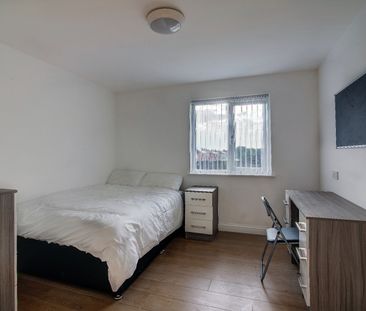 7 Bed Flat, Stonemasons Close, L7 - Photo 3