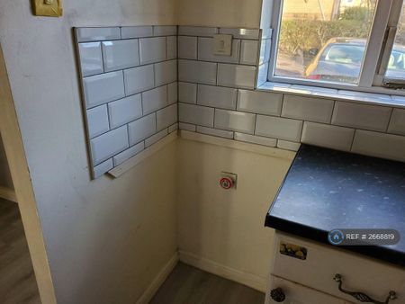 2 bedroom terraced house to rent - Photo 2