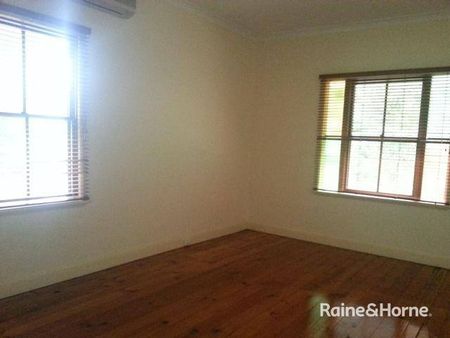 Charming 2-Bedroom Cottage - Photo 4