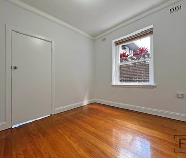 OMG! ITS MASSIVE !! 2 BEDROOM + SUNROOM UNIT (STUDY OR 3RD BEDROOM) - Photo 4