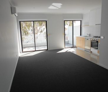 Lovely two bedroom Townhouse. - Photo 6