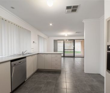 Spacious 4-Bedroom, 2-Bathroom Family Home in Secret Harbour - Photo 6