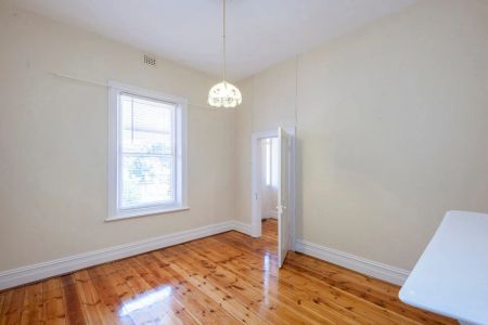 Character Cottage Living in a Prime Stepney Location - Photo 4