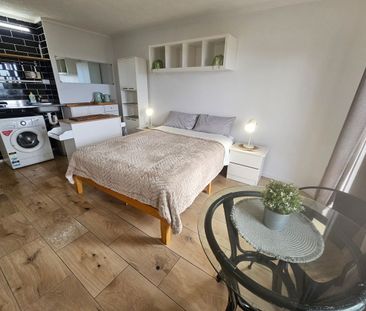 Jewel in the Broadwater crown Southport - Photo 4