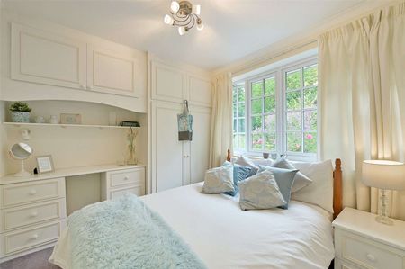 Fully furnished four bedroom townhouse on Deanfield Road available for short let - Photo 4