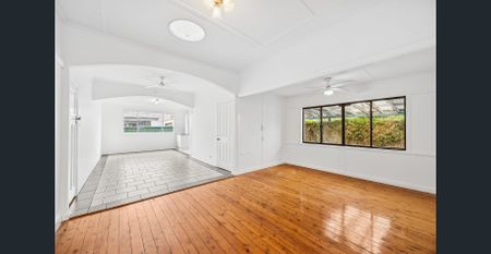 Charming Coastal Family Home - Photo 2