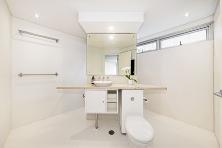 Luxury One-Bedroom Apartment in Exclusive Soho Building - Photo 4