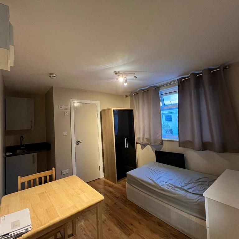 Studio to rent - Photo 1