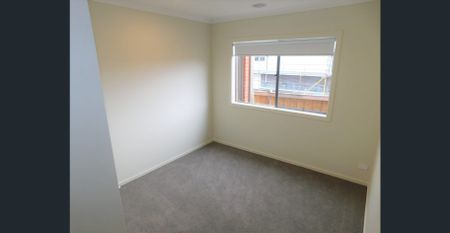 FOUR BEDROOM FAMILY HOME WITH LANDSCAPED GARDENS - Photo 4