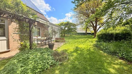 Ruime, instapklare gezinswoning met grote tuin te huur in Lanaken - Photo 5