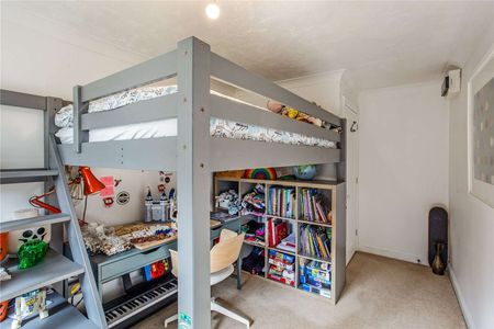 A spacious ground floor apartment approximately 0.3 miles to the station and High Street. - Photo 3