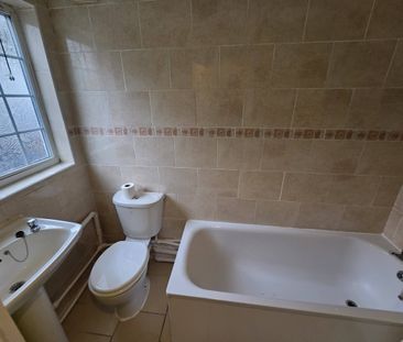 South Norwood Hill, London, SE25 6 - Photo 3