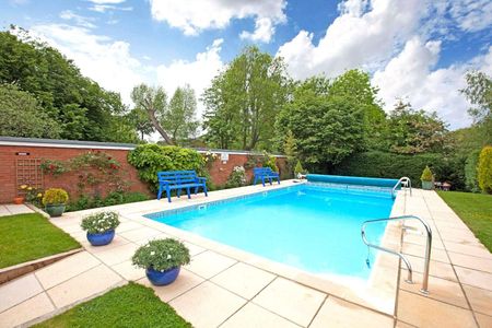 A beautifully positioned and spacious two double bedroom apartment in a modern development opposite the River Thames. - Photo 4