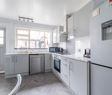 3 bedroom end of terrace house to rent - Photo 4