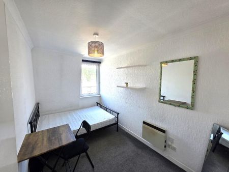 3 bedroom flat to rent - Photo 3