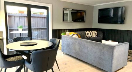 Stunning executive fully furnished standalone townhouse in prime location! - Photo 2