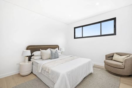 Brand New Luxury Five Bedroom Home in Ultra-Convenient Location - Photo 5