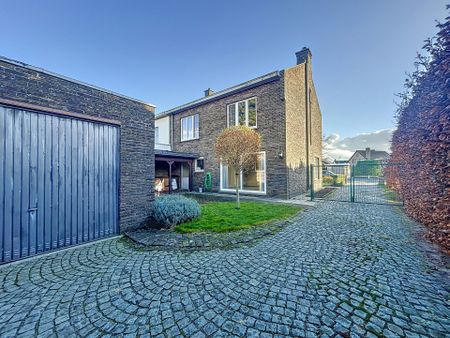 Gezinswoning met ruime tuin en dubbele garage nabij centrum Eeklo - Foto 4