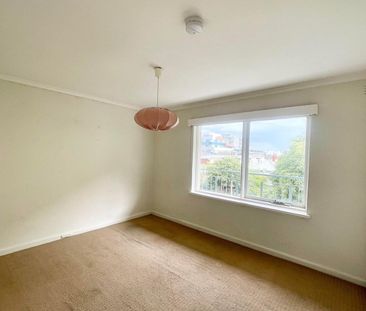 LOCATION LOCATION! - Photo 3