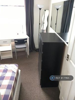 4 bedroom flat to rent - Photo 1