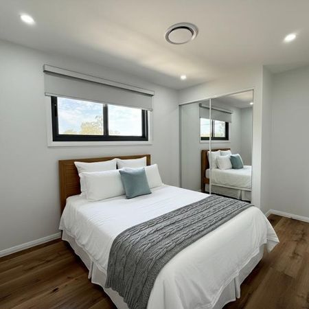 Brand New Luxury 5-Bedroom Double Storey Home! - Photo 5