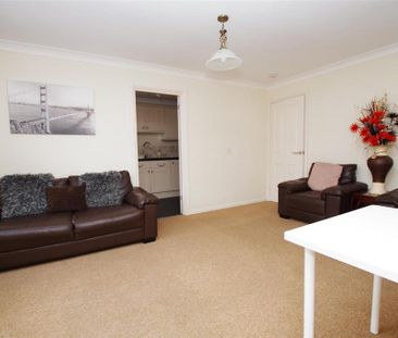 2 bedroom flat to rent - Photo 2