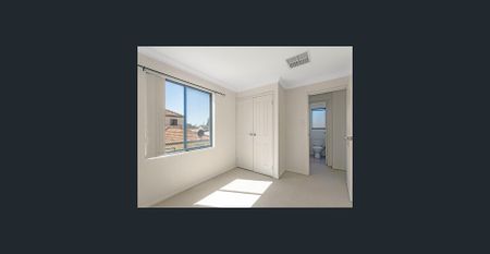 LARGE BRIGHT TOWNHOUSE - Photo 2