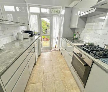 4 bedroom semi-detached house to rent - Photo 6