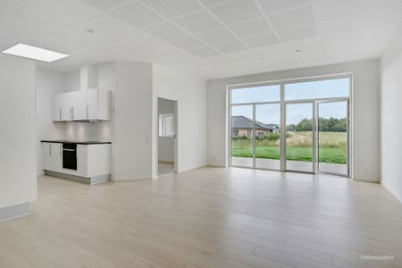 Rækkehus i nyere kvarter med legeplads og grønneområder, med plads til fælleskab - Foto 2