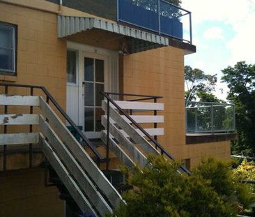 2 bedroom apartment (second level), 1 living, 1 bathroom (separate ... - Photo 4