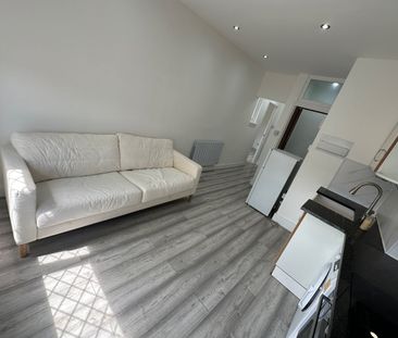 1 Bed Flat, Lower Addiscombe Road, CR0 - Photo 3