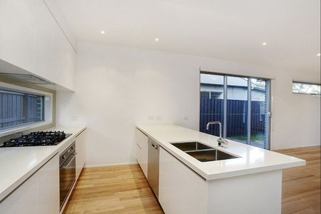 5 Leslie Street, Newport VIC 3015 - House For Rent | Domain - Photo 4