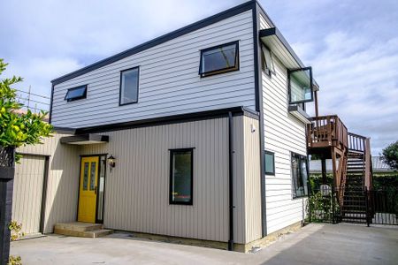 Modern 4BR Te Atatu Gem - AC & Garden! - Photo 2