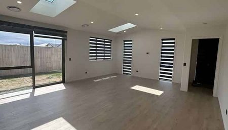 Huge Modern Luxury - Photo 4