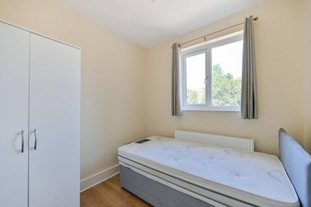 4 bedroom semi-detached house to rent - Photo 5