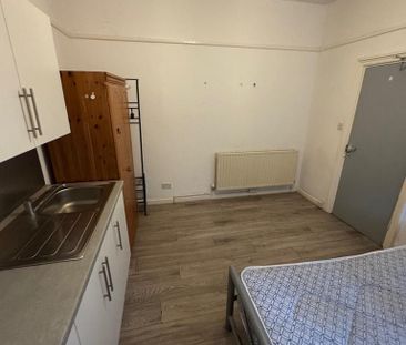 1 bedroom in a house share to rent - Photo 1