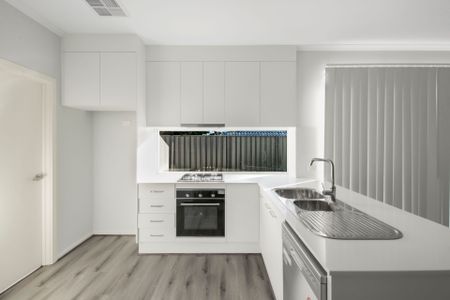 Modern Comfort & Convenient Living in Morphett Vale! - Photo 5