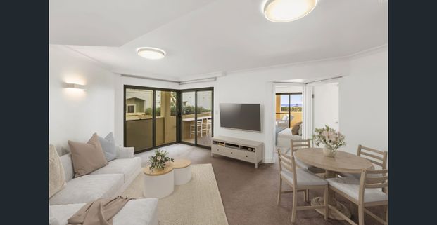 Luxurious Three Bedroom Beachfront Retreat in 'Horizons' Building, Manly - Photo 1