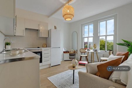 2 bedroom penthouse to rent - Photo 3